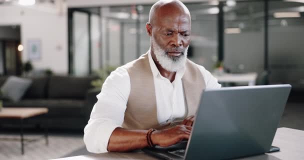 Ceo Dizüstü Bilgisayar Kıdemli Siyahi Adam Ofis Masasında Dijital Pazarlama — Stok video