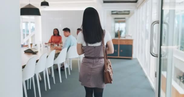 Bir Proje Üzerinde Çalışmadan Önce Toplantı Ofis Kadın Konferans Salonunda — Stok video