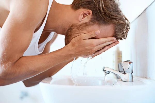 Biraz Sıçratarak Uyanma Zamanı Genç Bir Adam Tuvalette Yüzünü Yıkıyor — Stok fotoğraf