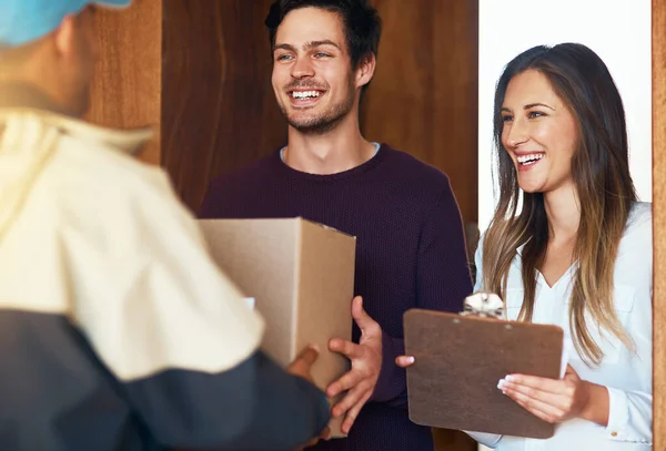 Super Quick Courier Making Delivery Young Couple — Stock Photo, Image