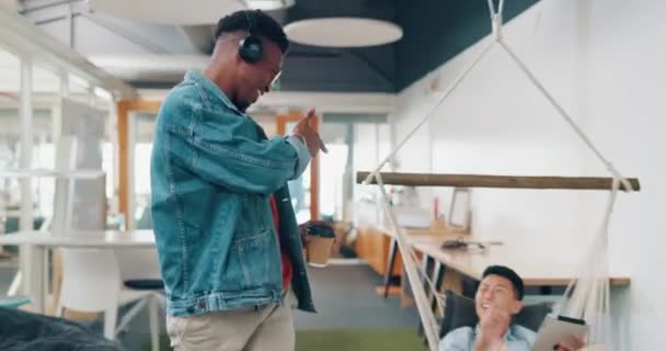 Pozitif Motivasyon Müzik Dinlerken Ofiste Yürüyen Siyahi Bir Adamıyla Beşlik — Stok video