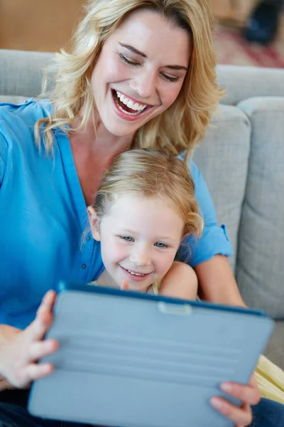 Sharing Laugh Her Daughter Young Mother Her Daughter Watching Something — Stock Photo, Image