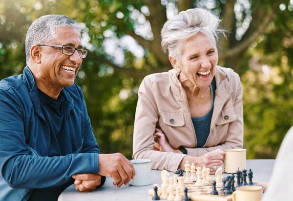 下棋或几个朋友在大自然中玩棋盘游戏 结伴或谈论一个有趣的故事 支持或健康的老年人听笑话大笑 享受高质量的放松时间 — 图库照片