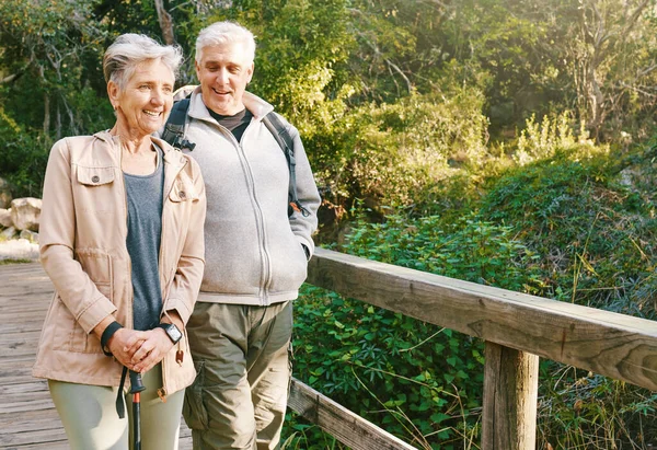 远足的老夫妇 桥和大自然在户外探险 夏日阳光或结合在一起 老年男子 老年妇女和幸福 带着微笑 爱心或在树林 森林或公园里散步 以获得健康 — 图库照片