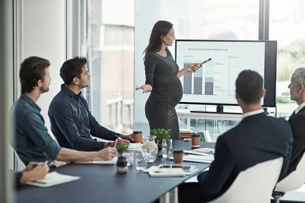 Charting Companys Brand Pregnant Businesswoman Giving Presentation Monitor Colleagues Boardroom — Stok fotoğraf