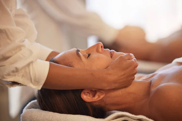 Kvinna Massage Med Terapeuter Händer Ansiktsbehandling Och Reiki Lugn Och — Stockfoto