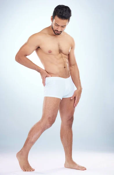 内衣裤或男厕 用于训练 身体锻炼或健美锻炼 具有肌肉发育或目标的白人背景 动机或健康的男性模范健美者 — 图库照片