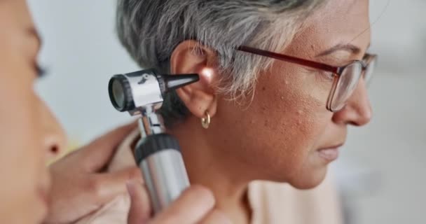 耳朵或医生在预约检查 听力测试或音频测试中咨询老年妇女 帮助或检查老年病人耳鸣的健康 老年妇女或医护人员 — 图库视频影像