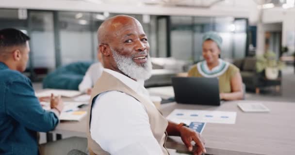 Hombre Negro Senior Cara Reunión Corporativa Oficina Con Equipo Cara — Vídeos de Stock