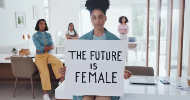 Ділові Жінки Знаком Протесту Розширенням Можливостей Гендерною Рівністю Офісі Серйозними — стокове відео