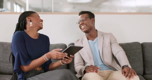 Tablet Μαύρη Γυναίκα Και Αστείος Μαύρος Άνδρας Μια Συνάντηση Γελώντας — Αρχείο Βίντεο