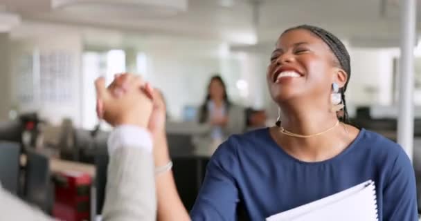 Schwarze Frau High Five Händedruck Und Glücklich Über Erfolg Ziele — Stockvideo