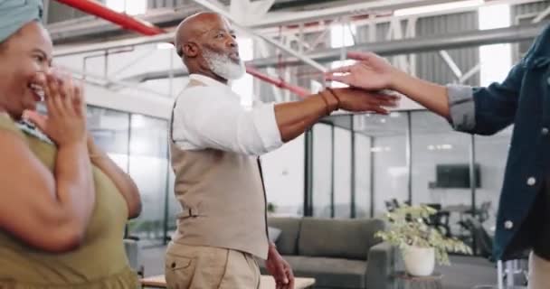 黑人男子 团队和握手的商业庆祝 伙伴关系的集体项目和目标满足在现代办公室 具有团队精神 团队精神和公司目标的男性 Ceo和员工 — 图库视频影像