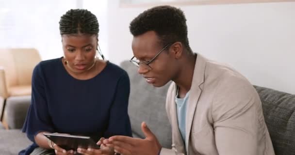 Tableta Mujer Negra Hombre Negro Una Reunión Para Seo Marketing — Vídeo de stock