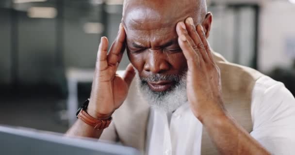 Ανώτερος Αφρικανός Επιχειρηματίας Πονοκέφαλος Και Γραφείο Άγχος Κουρασμένη Και Ψυχική — Αρχείο Βίντεο