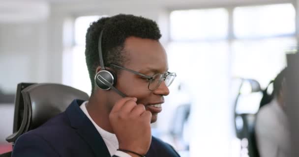 Hombre Negro Centro Llamadas Comunicación Telemarketing Oficina Para Servicio Cliente — Vídeos de Stock