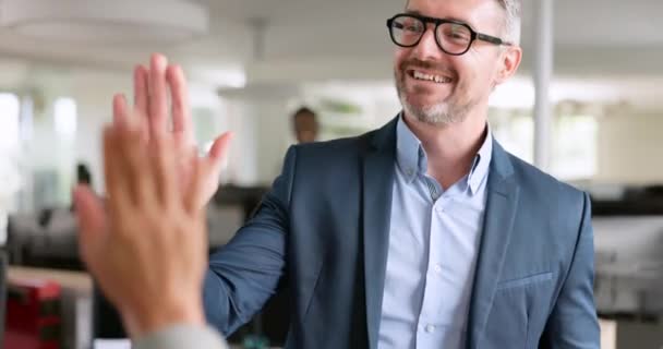 Empresário Alto Cinco Aperto Mão Feliz Com Sucesso Objetivos Trabalho — Vídeo de Stock
