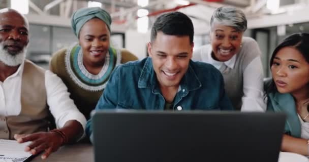 Business Mann Mit Laptop Und Team Feiern Applaus Für Partnerschaft — Stockvideo