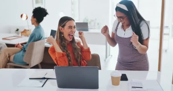 책상에서 디지털 마케팅 목표를 축하하는 악수를 주먹을 날리는 직원들 노트북 — 비디오