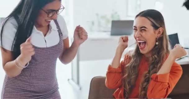 オフィスデスクでのデジタルマーケティングの営業目標を祝う握手で成功 拳のバンプや幸せな従業員 ラップトップ 勝者または興奮した女性は仕事でオンラインビジネス契約を獲得することを祝う — ストック動画