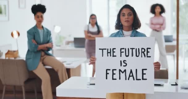 Ділові Жінки Знаком Протесту Розширенням Можливостей Гендерною Рівністю Офісі Серйозними — стокове відео