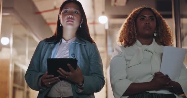 Kobiety Biznesu Skupić Się Chodzić Partnerstwa Upodmiotowienie Szef Pani Tabletu — Wideo stockowe