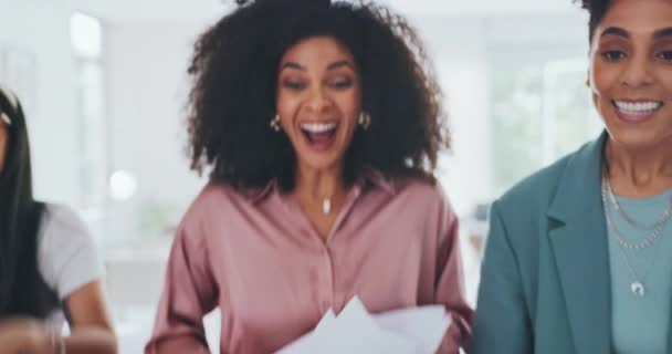 企业女性团体 在空气中的纸或庆祝与掌声 微笑或幸福的成功 在纽约为快乐的女队 获奖者或目标提供多样化 团队精神和文件 — 图库视频影像