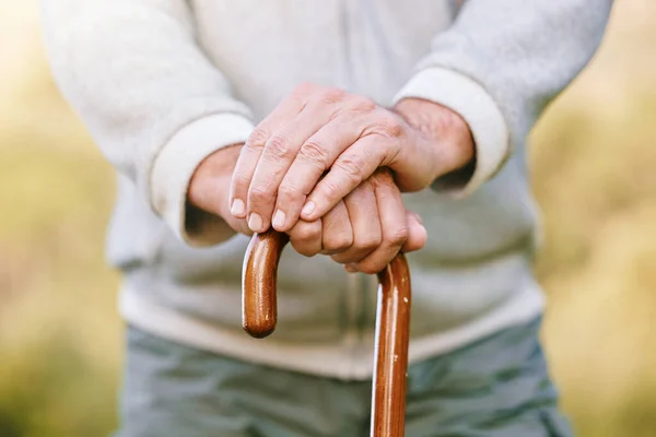 Kezek Idősek Nyugdíjasok Férfi Sétapálcával Szabadban Sétálni Fitnesz Vitalitás Fogyatékosság — Stock Fotó