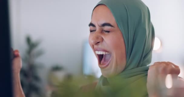 興奮した笑顔 手と成功のための幸せなオフィスでのイスラム教徒の企業の女性 お祝いやコンピュータ イスラムの専門家 Pcと金融の仕事で受賞 ベイルートの株式市場やプロモーション — ストック動画