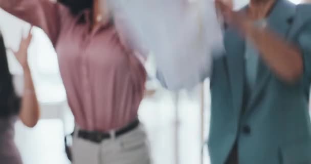 Mujeres Negocios Equipo Celebración Con Confeti Papel Éxito Ganadora Feliz — Vídeos de Stock