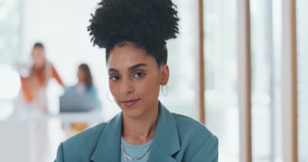 Gezicht Zwarte Vrouw Werknemer Kantoorgebouw Werken Aan Administratie Met Een — Stockvideo