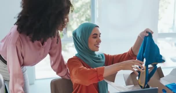 Muslima Bekleidung Oder Glückliche Frau Mit Lieferung Vom Commerce Einkauf — Stockvideo
