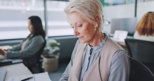 Empleada Senior Mujer Con Rostro Feliz Lugar Trabajo Éxito Visión — Vídeo de stock