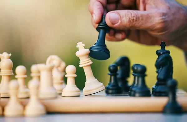 Catur Bermain Atau Tangan Dengan Raja Papan Permainan Dengan Strategi — Stok Foto