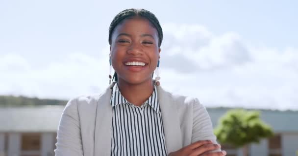 Πρόσωπο Χαρούμενη Αστεία Μαύρη Γυναίκα Στην Ταράτσα Γελώντας Αστείο Χαλαρώνοντας — Αρχείο Βίντεο