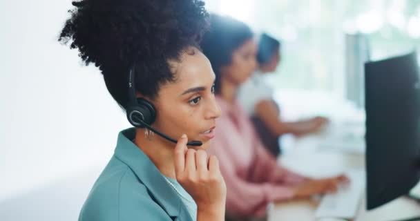 联系我们 Crm或黑人妇女在呼叫中心咨询 沟通或谈论贷款建议在办公室服务台 帮助人寿保险客户的电话推销 客户支持或非洲代理商 — 图库视频影像