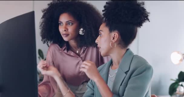黑人妇女或经理辅导 培训或帮助员工在办公室工作 涉及数字营销问题的领导 协作或员工 — 图库视频影像
