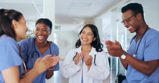 Glückliche Ärzte Team Und Unterstützung Mit Medizinischem Erfolg Und Applaus — Stockvideo
