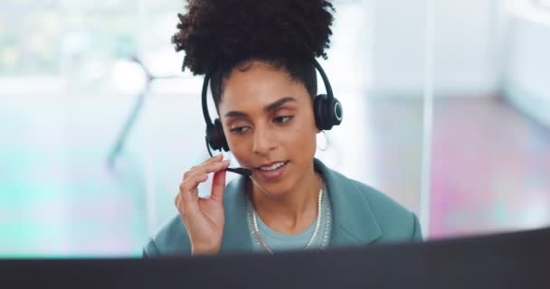 Neem Contact Met Ons Crm Zwarte Vrouw Een Call Center — Stockvideo