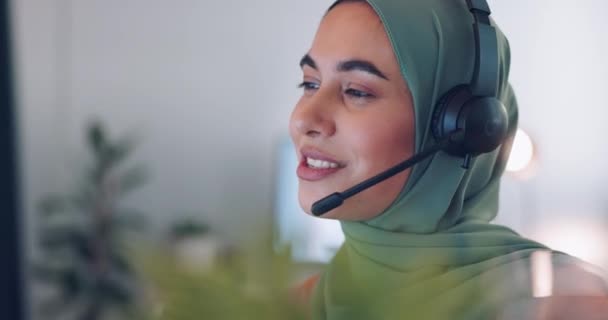 コールセンター カスタマーサポート イスラム教徒の女性テレマーケティングコンサルタントがオンラインで相談を行っています Crm お問い合わせとオフィスでヘッドセットを扱うイスラム女性の顧客サービス担当者 — ストック動画