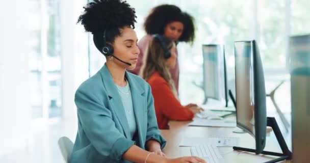 黒の女性は コールセンターとCrmと顧客サービスやテレマーケティングの笑顔と専門家とオフィスの肖像画でお問い合わせください お客様サポート デスクワーク マイク付きヘッドフォン — ストック動画