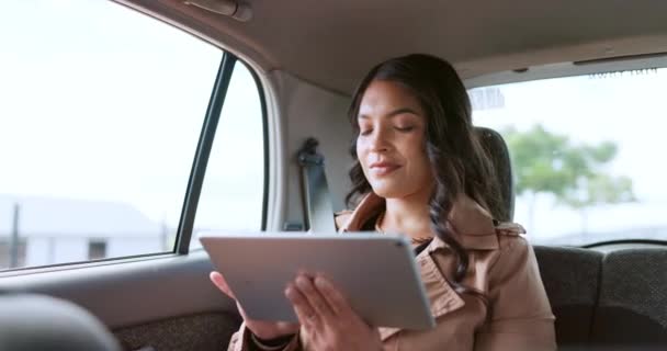 Arabasında Tablet Seyahat Ceo Olan Kadını Işe Giderken Posta Kontrolü — Stok video