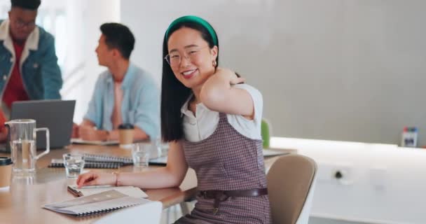 Twarz Biznes Azjatycka Kobieta Spotkaniu Myślenie Zadowolony Notatek Dla Firmy — Wideo stockowe