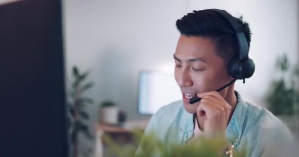 Çağrı Merkezi Müşteri Hizmetleri Internetten Danışmanlık Yapan Asyalı Adam Ofis — Stok video