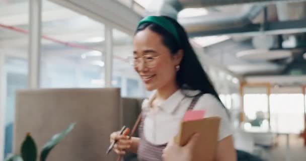 Obchodní Žena Šťastná Pracovišti Moderní Kanceláří Nadšená Prací Úspěchem Pýchou — Stock video