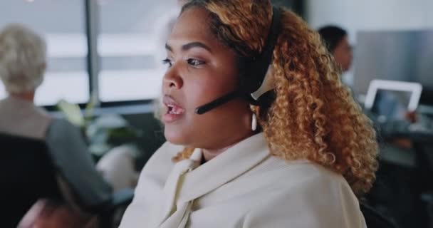Crm Τηλεφωνικό Κέντρο Μαύρη Γυναίκα Που Συμβουλεύεται Μέσω Μικροφώνου Μιλώντας — Αρχείο Βίντεο