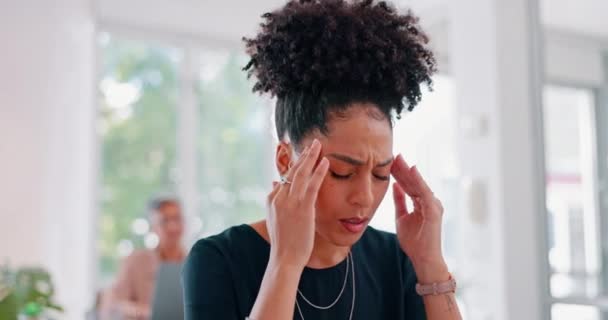 プロの燃え尽き ストレスや片頭痛 期限切れの問題や企業のうつ病に不満を持つ黒人女性 頭痛や痛み 疲れているビジネスの女性 職場の不安と精神衛生 — ストック動画