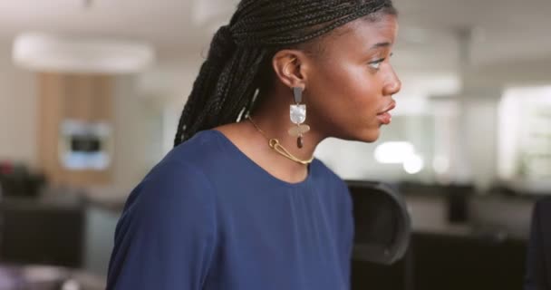 黒人女性 チームとのビジネスミーティングの議論 オフィスでの仕事戦略 ミッションとのフォーカスとプロジェクト管理 仕事上の会話でビジネス女性のプロフィール 話や企業の従業員 — ストック動画