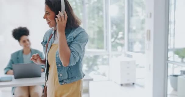 Kreativ Kontor Kvinde Hilser Sine Kolleger Mens Lytter Til Musik – Stock-video
