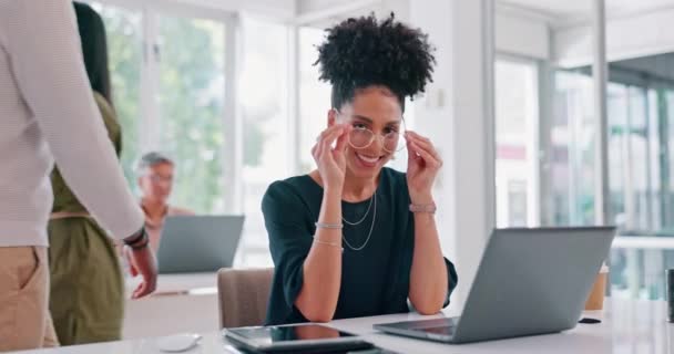リーダーシップ ラップトップ 企業プロジェクトで働くメガネを持つビジネス女性の顔 コンピュータに関するレポートを計画プエルトリコからのプロの女性従業員の幸せ 笑顔と肖像画 — ストック動画